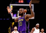 开云体育中国-篮网险胜尼克斯，詹姆斯刷新纪录