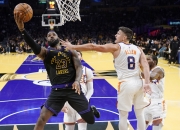 开云官方app入口-湖人队关键比赛主将出战取得胜利！