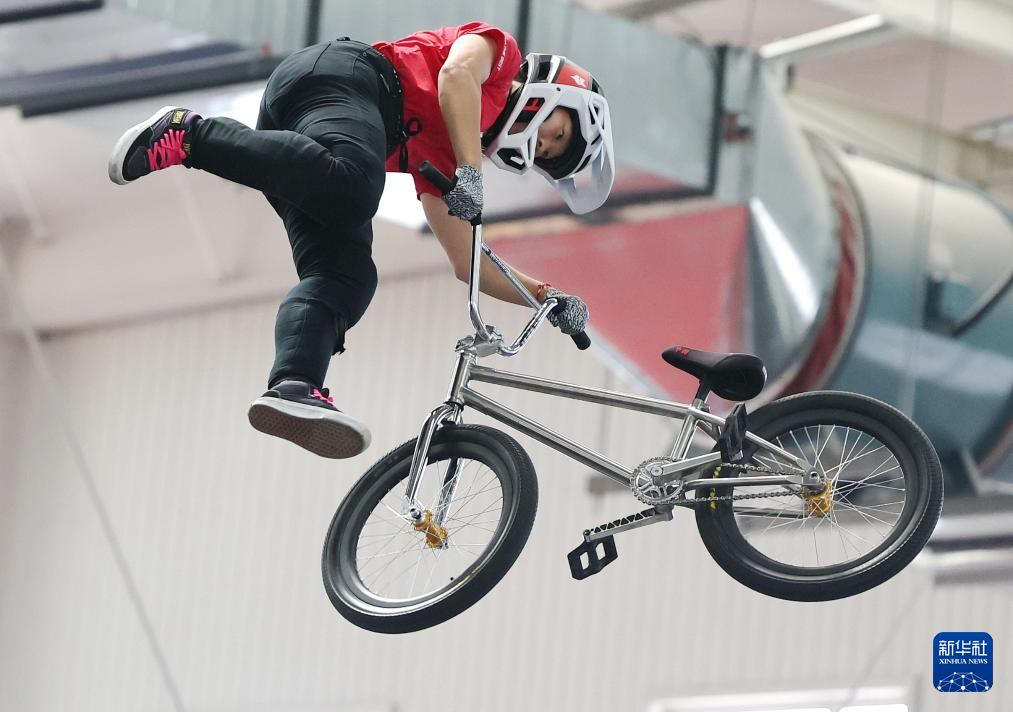 小轮车比赛选手漂移过弯,风驰电掣 小轮车比赛选手漂移过弯,风驰电掣