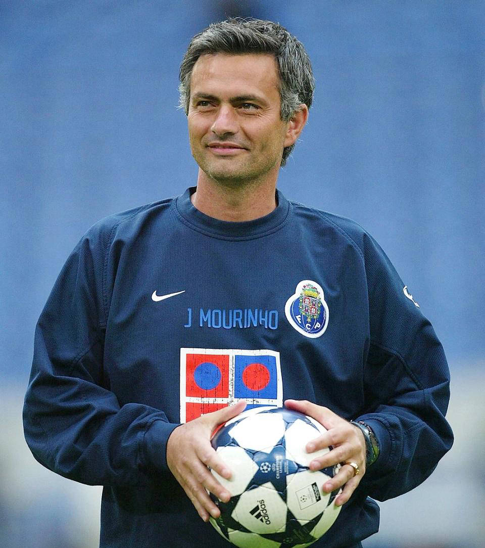 包含波尔图战平本菲卡，保持占据葡超榜首位置的词条