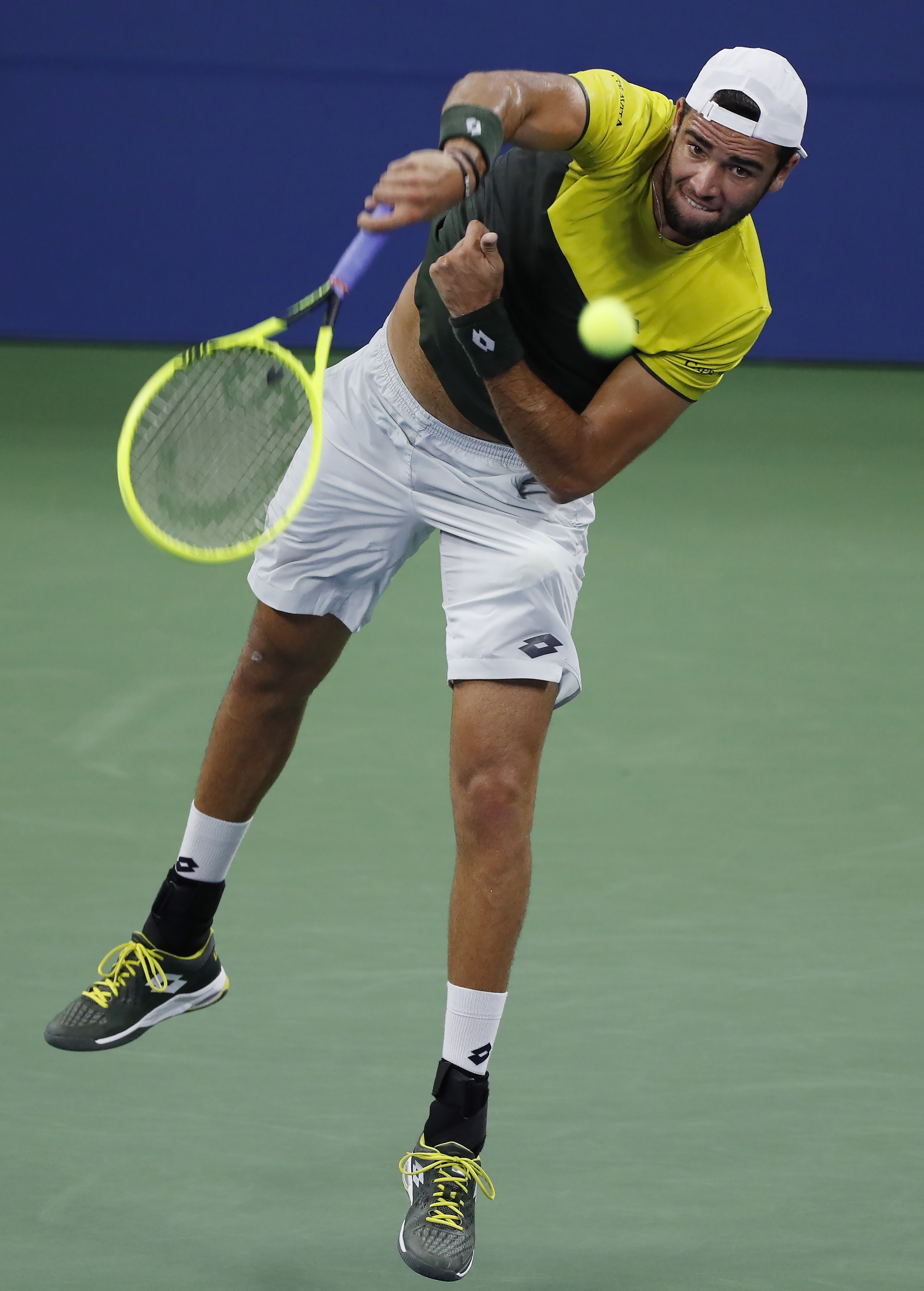 包含意大利网球队险胜美国网球队，费德勒三分雨点燃全场的词条