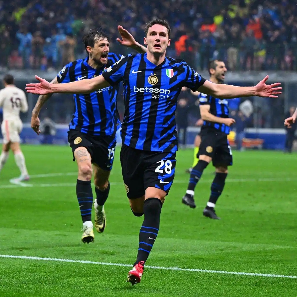 尤文图斯冲刺四强!欧冠赛场传奇争霸 尤文图斯冲刺四强!欧冠赛场传奇争霸