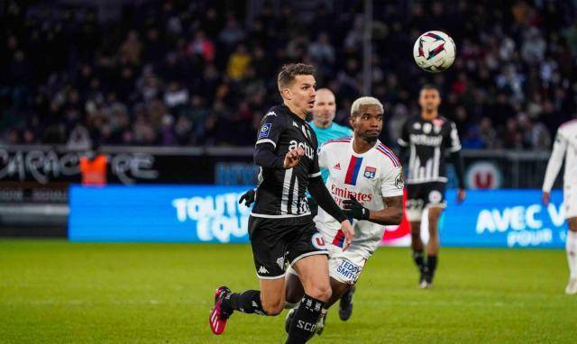 里尔再次击败对手，保持不败纪录