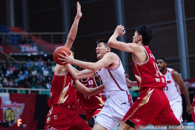 马刺队惨败收场,客场不敌对手 马刺队惨败收场,客场不敌对手