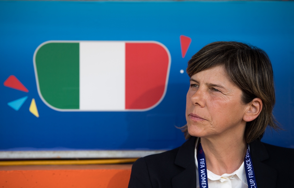 包含意大利豪门遭遇意外失利，防线存在问题的词条