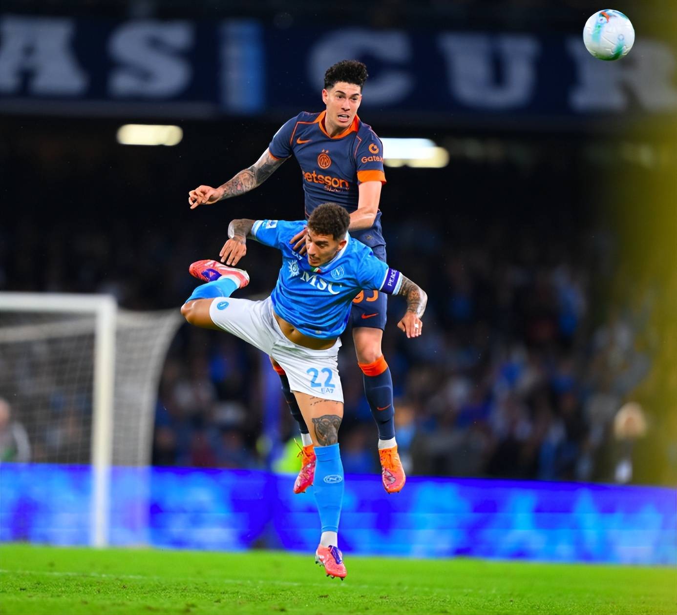 曼联主场大胜,积分榜一跃登顶 曼联主场大胜,积分榜一跃登顶