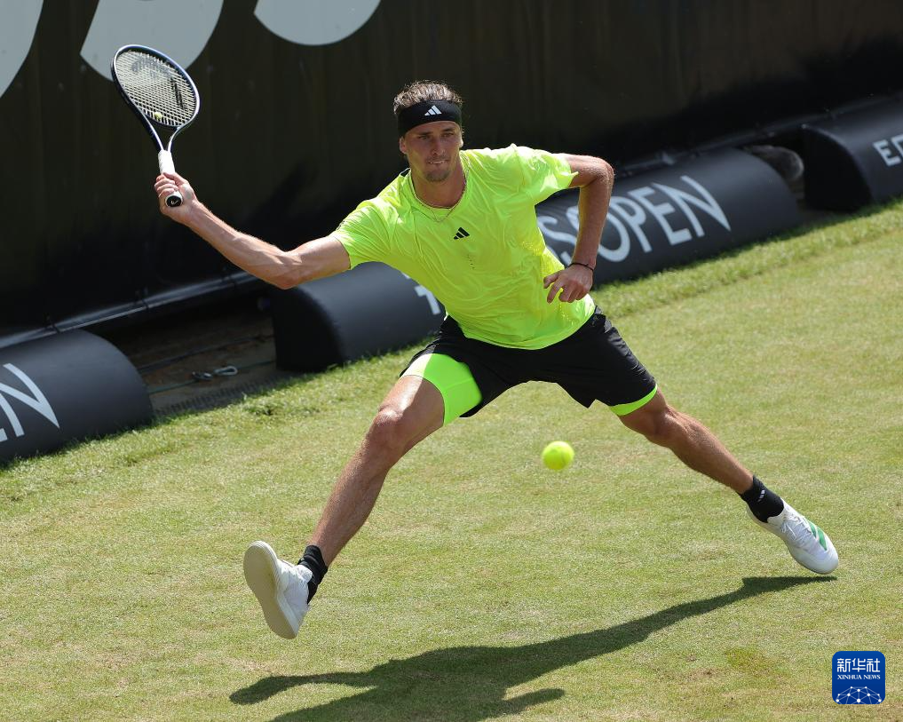 包含世界网球队横扫欧洲网球队，兹维列夫打破历史纪录的词条