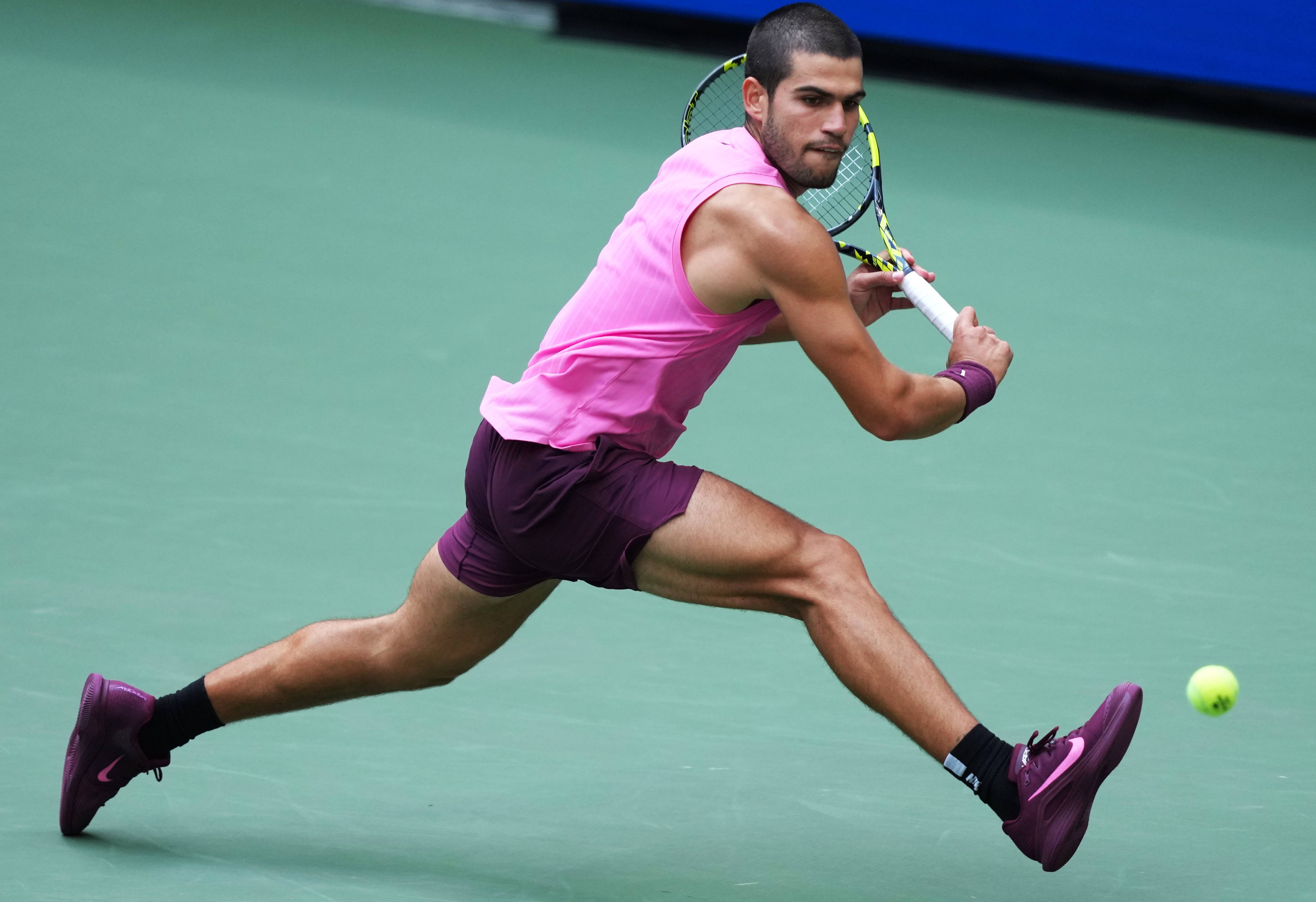 包含英国网球队完胜意大利网球队，阿尔卡拉斯高光表现的词条