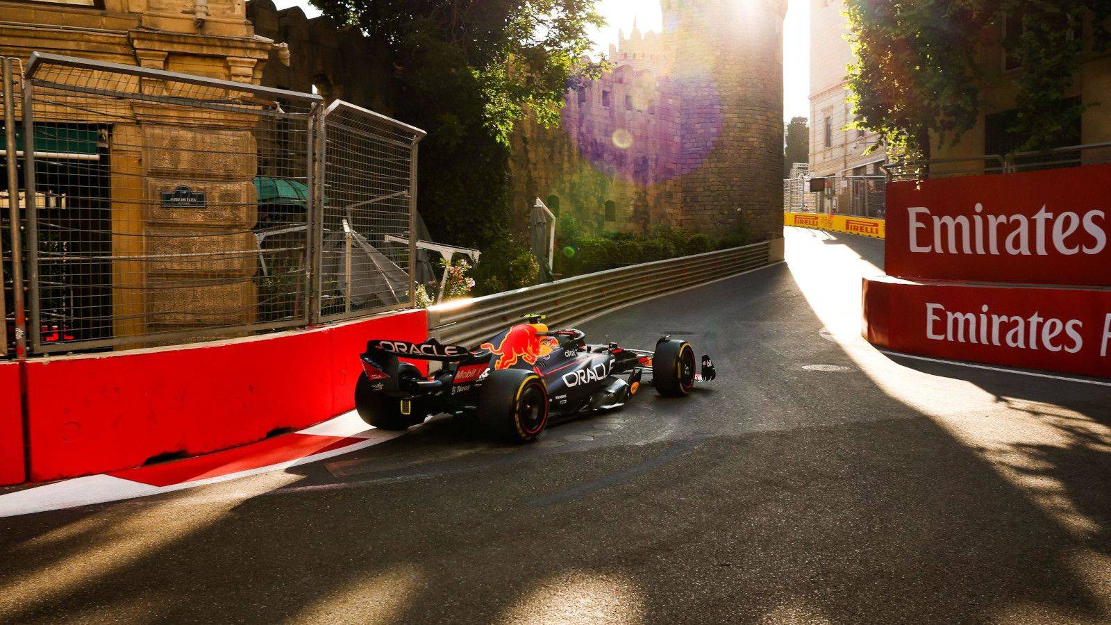 包含雷诺车队逆转梅赛德斯，阿隆索点燃赛场的词条